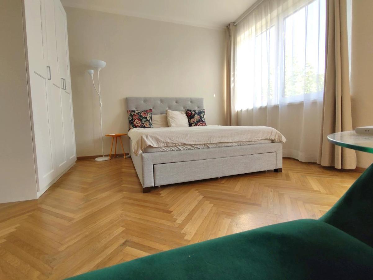 Apartment Big - 4 Bedroom, 2 Bathroom With Ac Pressburg